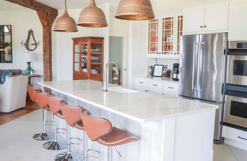 White Hall Bed & Breakfast | Contemporary Montview Room at The Inn at Stinson Vineyards