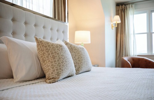 White Hall Bed & Breakfast | Contemporary Montview Room at The Inn at Stinson Vineyards