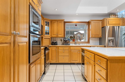 Londonderry House | Contemporary ski retreat next to Magic Mountain, hot tub, pool table.