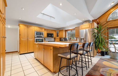 Londonderry House | Contemporary ski retreat next to Magic Mountain, hot tub, pool table.