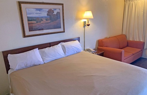 Grissom - Highland Hotel | Convenience meets Comfort: Budget Stay near Universities and Attractions