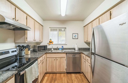 Harlow Apartment | Convenient Getaway Near Autzen Stadium and 5 mins to DT