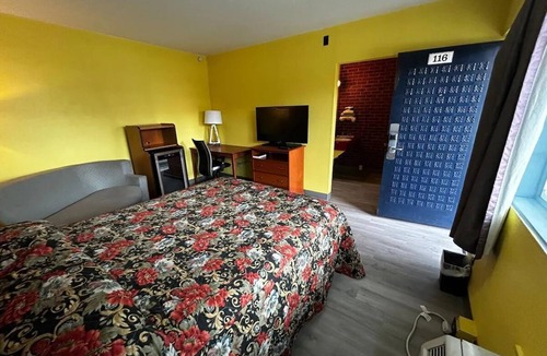 Longview Hotel | Convenient Room Near St. John Medical Center + Free Private Parking