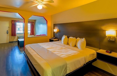 Sweet Home Hotel | Conveniently Located Near Spoetzl Brewery! Onsite Parking, FREE Breakfast!