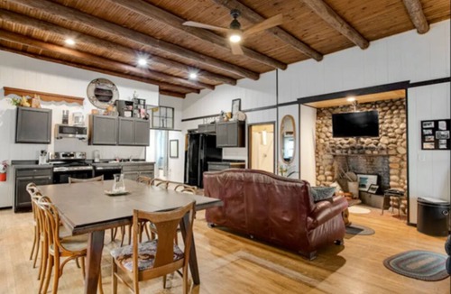 Eagle River Cabin | COOL 5br 2ba cabin on Catfish Lake, EAGLE RIVER CHAIN, covered porch, Beach