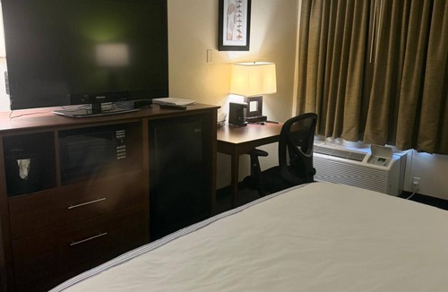 Black River Falls Hotel | Coratel Plus Suites by Jasper Black Riverfalls - Comfort 2 Queen Beds NS