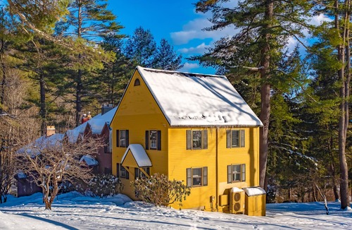 Quechee House | Corner townhome with mountain views, gas fireplace & AC - Quechee Club access