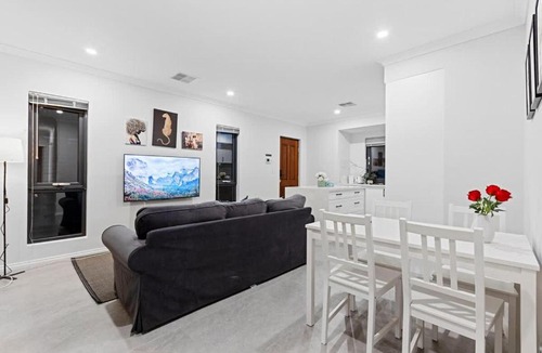 Naperville House | Corporate Entire House 1Walk to Curtin University