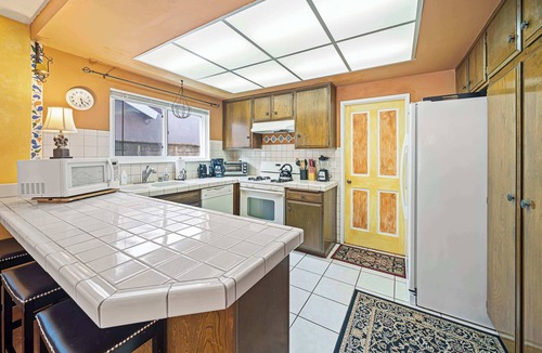 Westside Costa Mesa House | Costa mesa 4 bedroom home with Jacuzzi large yard next to a park.