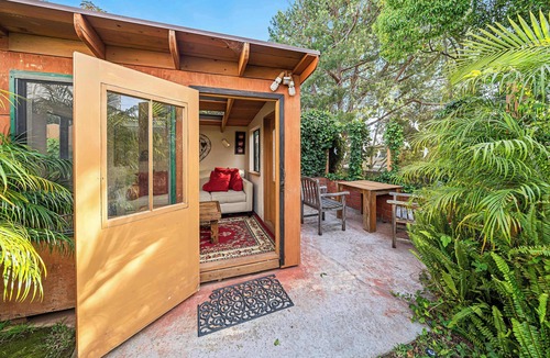 Westside Costa Mesa House | Costa mesa 4 bedroom home with Jacuzzi large yard next to a park.