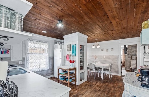 Fort Payne Cottage | Cottage/ jetted tub/ 1acre/charcoal grill/ fire pit/picnic table/ Wi-Fi/ Roku tv