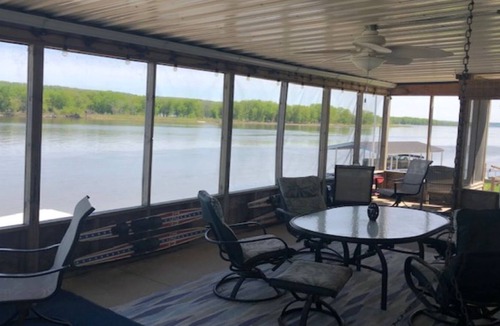 Guttenberg House | Cottage on Mississippi River-On the Water!