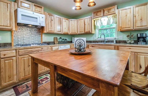 Cotter House | Cotter Home w/Deck ~ 1 Mi to Big Spring Park!