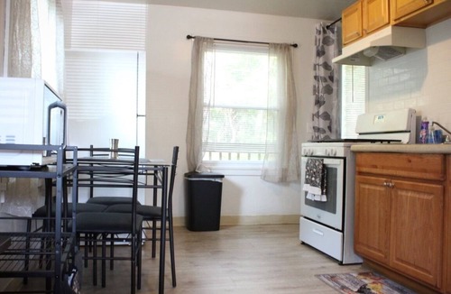 West Rock House | Country Charm 2-bedroom with AC, in New Haven close to Yale, restaurants shops