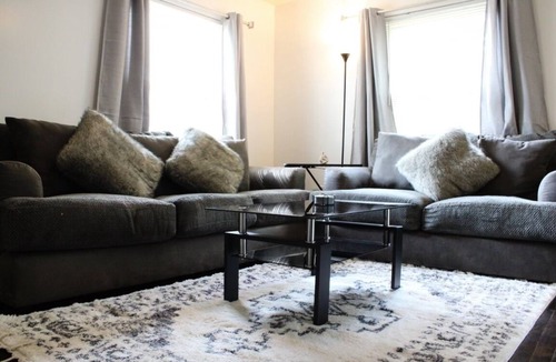 West Rock House | Country Charm 2-bedroom with AC, in New Haven close to Yale, restaurants shops