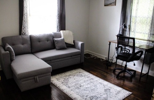 West Rock House | Country Charm 2-bedroom with AC, in New Haven close to Yale, restaurants shops
