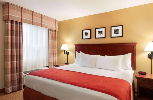 Cedar Rapids - Iowa City Hotel | Country Inn & Suites by Radisson, Cedar Rapids Airport, IA