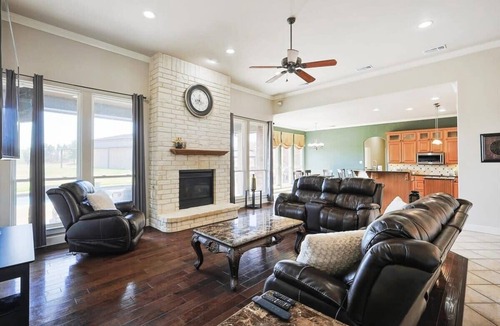 Fort Worth House | Country Living At Its Finest - 5BD with Pool