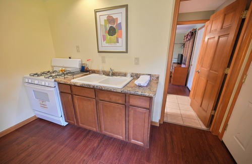 Williams Bay Cabin | “Couples’ Cozy Cabin – King Bed, Walk to Geneva Lake”