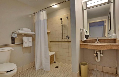 Raynham Hotel | Courtyard Boston Raynham