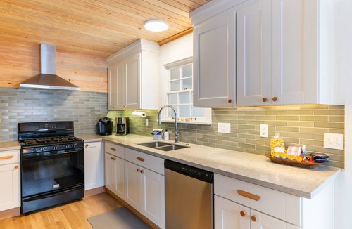 Seaside House | Cove Beach Retreat Fire Pit + Golf Course Nearby | Grey Oak