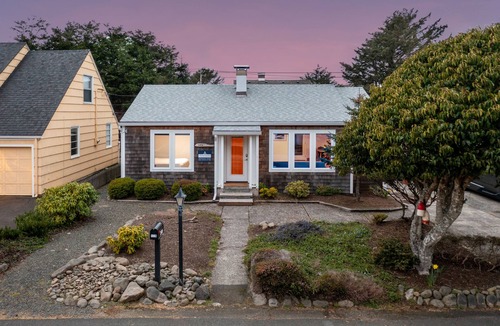 Seaside House | Cove Beach Retreat Fire Pit + Golf Course Nearby | Grey Oak