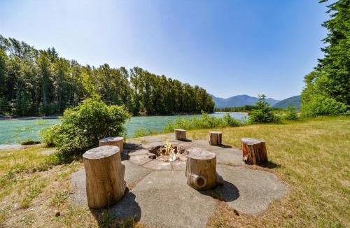 Packwood House | `Cowlitz River Cabin` | Riverside, Yard, AC, EV