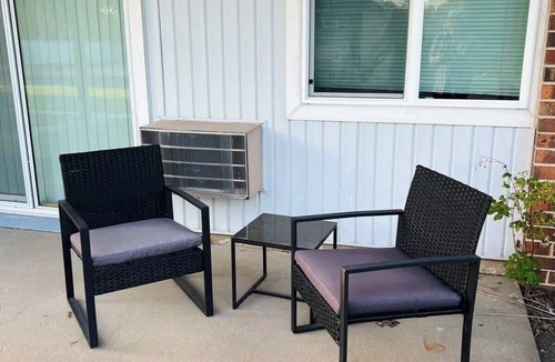 Sun Prairie Apartment | Cozy 1 Bedroom Apartment with King Bed & Patio Near Madison
