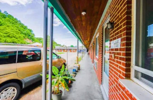 Blue Jay Apartment | Cozy 1 Bedroom Apartment|Beaver WV