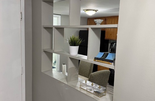 Albany Apartment | Cozy 1 bedroom apt! Prime location! King & Full bed! Sleeps 4! 2 smart TVs!