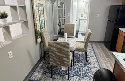 Albany Apartment | Cozy 1 bedroom apt! Prime location! King & Full bed! Sleeps 4! 2 smart TVs!