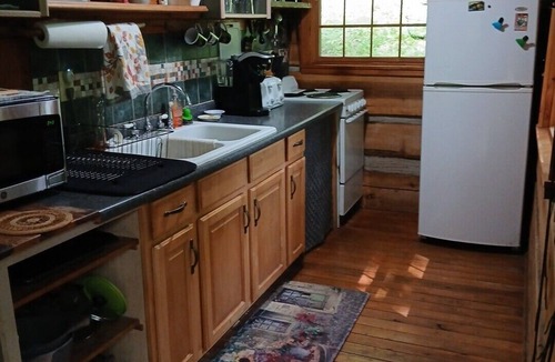 Maggie Valley Cabin | Cozy 1-bedroom cabin in gorgeous Maggie Valley with AC