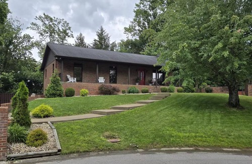 Huntington House | Cozy 1-bedroom, Pool & Hot Tub Access