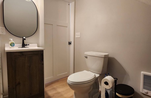 La Crosse House | Cozy 1bd upper unit w/Beautiful Kitchen, Laundry, & WiFi in marvelous LaCrosse