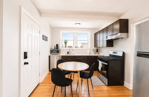 West Ridge Apartment | Cozy 1BR Near Loyola University Fast WiFi Walk to Dining & Transit