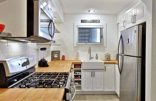 Killington Condo | Cozy 2 BR Ski On Ski Off Condo in Killington's Sunrise Mountain Village. Pool. Hot Tub.
