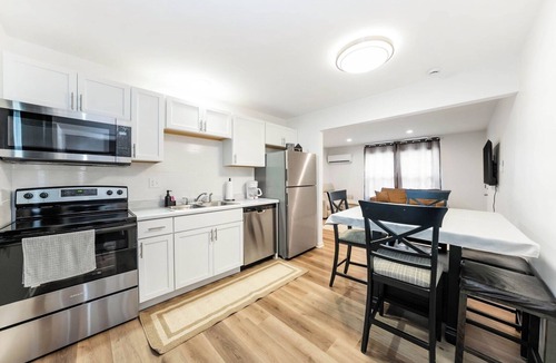 Sandwich Apartment | Cozy 2BR in Sandwich | Kitchen + Smart TV