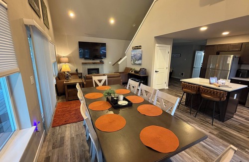 Packwood Cabin | Cozy 3BD Chalet–Hot Tub & Game Room Mt Rainier