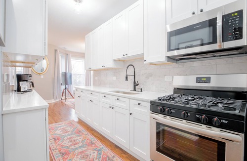 Woodlawn Apartment | Cozy 3BR Near Obama Presidential Center, Hyde Park & UChicago