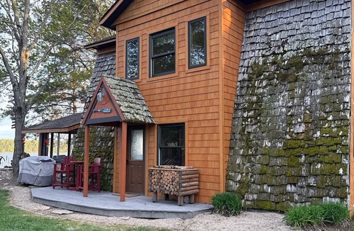 Spooner Cabin | Cozy 4BR Lake front Cabin on Big McKenzie w/Boathouse Bar, 2 Docks & Fire Pit