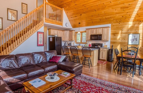 Birchview by the Saco House | Cozy 5⭐️ log cabin w hot tub & fire pit. Fall foliage 🍁🍃🍂 midweek availability.