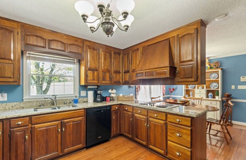 Athens House | Cozy 5Bedroom with Sunroom 9 Acres Near Wedding Venues