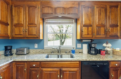 Athens House | Cozy 5Bedroom with Sunroom 9 Acres Near Wedding Venues