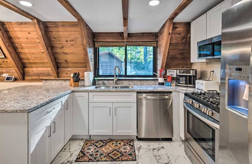 Bent Creek Cabin | Cozy A Frame, 15 Minutes to Asheville, Hot Tub, and Games!