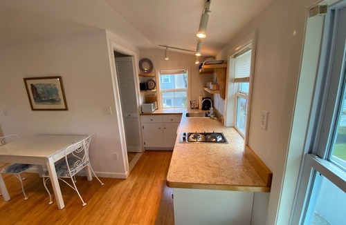 North Kingstown Apartment | Cozy and bright shoreline studio apartment - walk to beach and row to boat