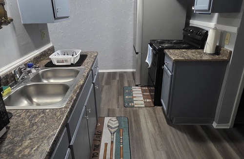 Lorain House | Cozy and Serene 2-bedroom pet friendly house with AC in Downtown Lorain