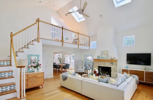 Old Greenwich House | Cozy beach house! Steps to Beach & Restaurants. Bikes, Trampoline & more!