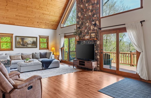 Briggsville Cabin | Cozy Cabin ~ Deck ~ Fire Pit ~ 10 Min to Dells