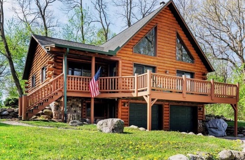 Briggsville Cabin | Cozy Cabin ~ Deck ~ Fire Pit ~ 10 Min to Dells