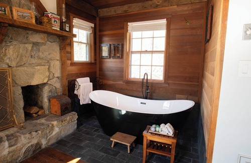 Raphine House | Cozy Cabin Hideaway | Minutes to Blue Ridge Parkway